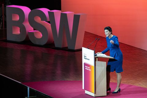 Sahra Wagenknecht vor Logo BSW Bündnis Sahra Wagenknecht