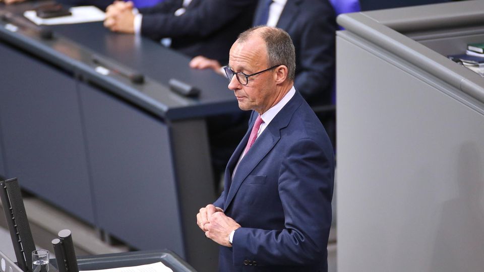 Mit AfD-Stimmen ins Amt? Grünen-Chef konfrontiert Merz mit Regierungsfrage Friedrich Merz steht an einem Rednerpult im Bundestag