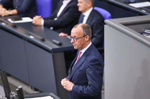 Friedrich Merz steht an einem Rednerpult im Bundestag