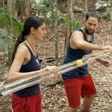 Die erste Schatzsuche im Dschungelcamp 2025 steht an. Yeliz Koc und Maurice Dziwak dürfen für das Team zu "Spaß mit Röhren" antreten. Hier gilt es, möglichst viele Bälle in einer Plexiglas-Röhre ins Ziel zu bringen. Die dürfen sie aber nur mit einer Hand berühren und damit unter Zeitdruck durch einen Hindernis-Parcours laufen. Acht Bälle bringen sie über die Linie, so können sie sich acht von zehn Schlüsseln aussuchen. Zwar finden sie den richtigen und können die Schatztruhe mit ins Camp nehmen. Doch dort beantworten sie die Frage falsch: "Welche Insekten schmecken mit den Füßen?" sollen die Camper beantworten. Zur Auswahl standen Schmetterlinge und Bienen. Die Kandidaten entschieden sich fälschlich für Letzteres