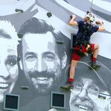 Sam Dylan tritt zu seiner insgesamt achten Dschungelprüfung an. Er muss die "Karriere-Leider zum Mount IBES" beschreiten, und dort über eine Kletterwand den Gipfel erreichen. Zwar sammelt er drei Sterne ein, doch dann verlassen ihn die Kräfte und er lässt los