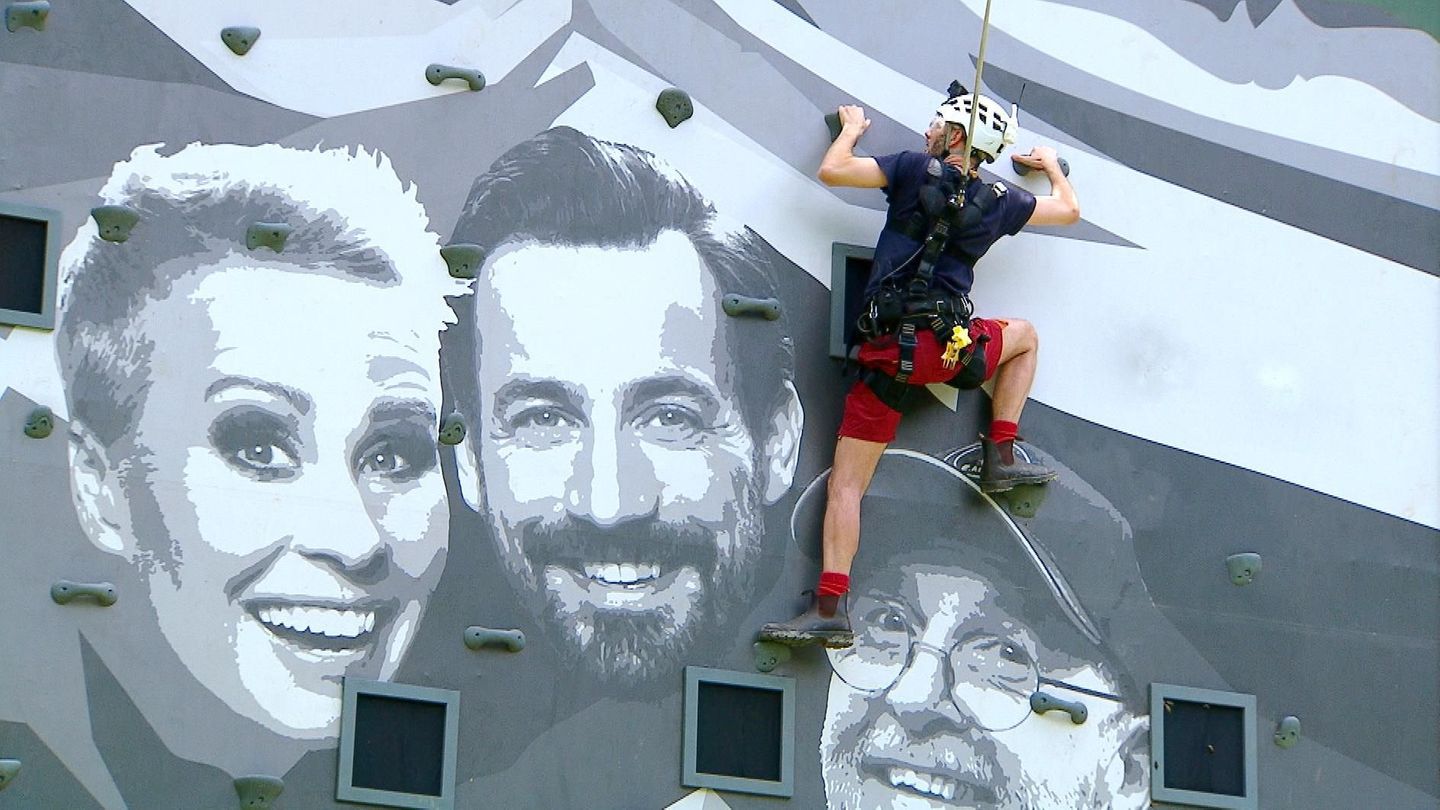 Sam Dylan tritt zu seiner insgesamt achten Dschungelprüfung an. Er muss die "Karriere-Leider zum Mount IBES" beschreiten, und dort über eine Kletterwand den Gipfel erreichen. Zwar sammelt er drei Sterne ein, doch dann verlassen ihn die Kräfte und er lässt los