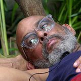 "Dieter Bohlen war mitunter brauner als ich", sagt Pierre Sanoussi-Bliss, der sich mit Jörg Dahlmann auf eine sinnlose Diskussion über Gendern und Rassismus einlässt. Pierre stellt klar: "Farbig ist Quatsch. Ihr seid für mich farbig, dafür legen sich Andere ins Solarium." Später im Dschungeltelefon wird er deutlicher: "Über Hautfarben zu diskutieren 2025 – mein Gott. Ich bin mit 'Schwarz' vollauf zufrieden. Black is beautiful – Punkt!"