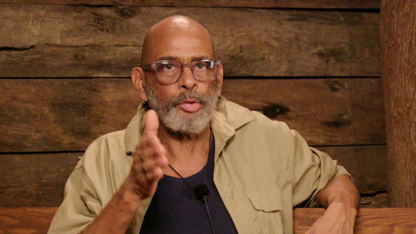 Eigentlich muss jeder mal Teamchef sein. Doch Pierre Sanoussi-Bliss will partout nicht. "Ich mache es nicht", sagt er im Dschungeltelefon. "Ich wecke niemanden, ich gebe keine Kommandos. Das tue ich erwachsenen Menschen nicht an. Ich tue es nicht!"