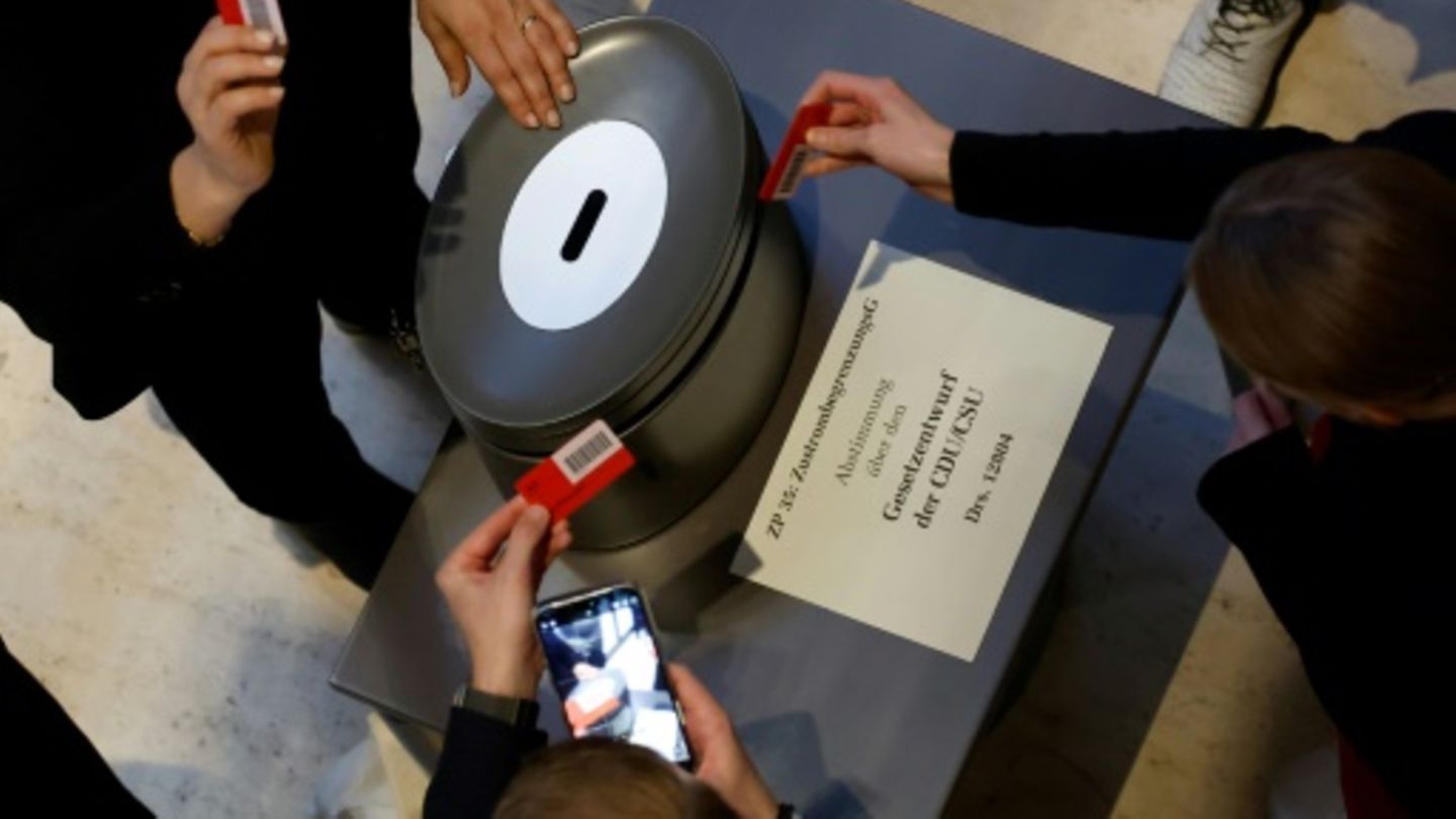Wahlurne im Bundestag