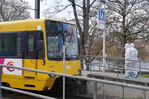 Stuttgart: Mitarbeiter der Spurensicherung gehen nach einem Vorfall zu einer Straßenbahn