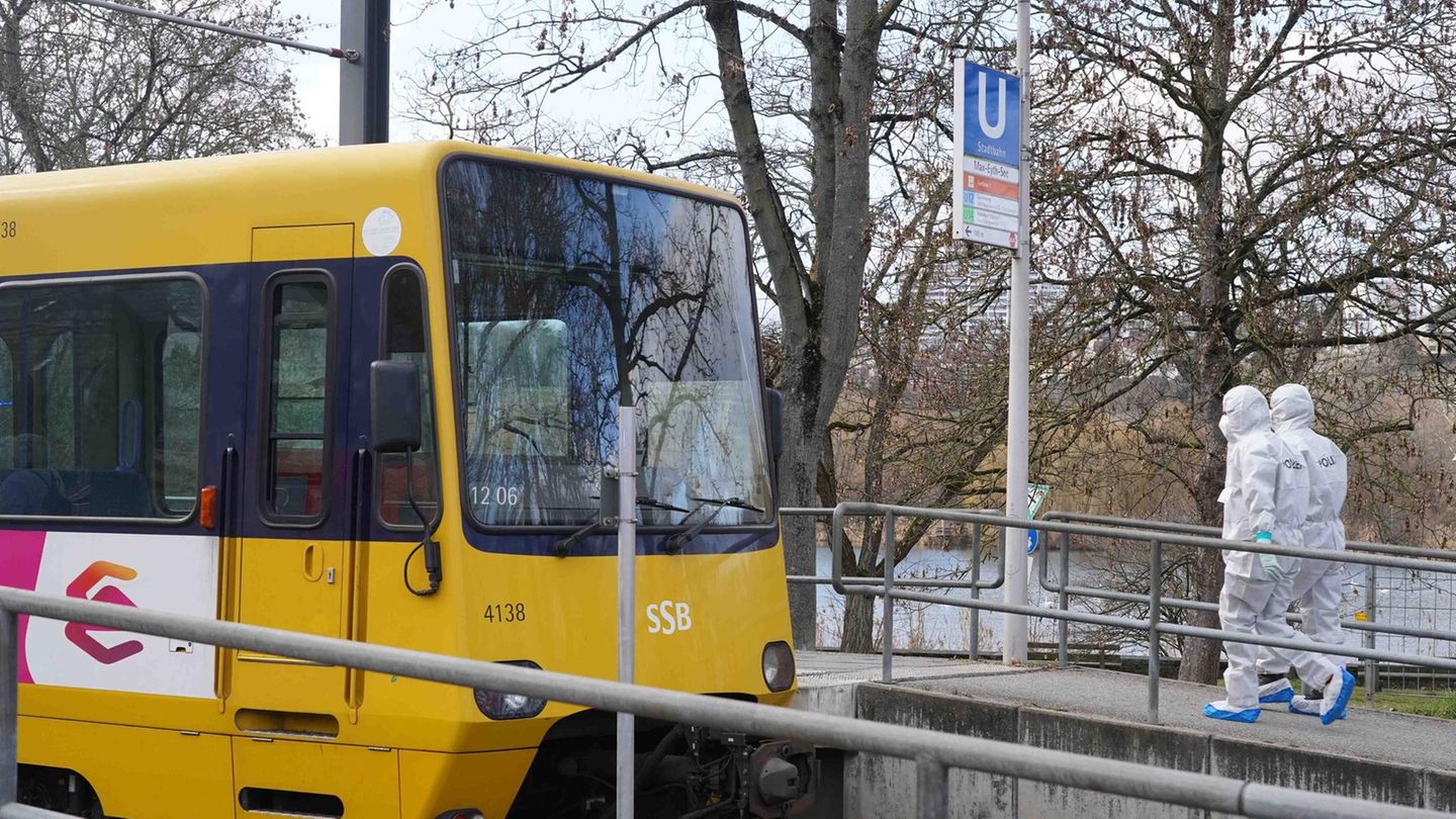 Stuttgart: Mitarbeiter der Spurensicherung gehen nach einem Vorfall zu einer Straßenbahn