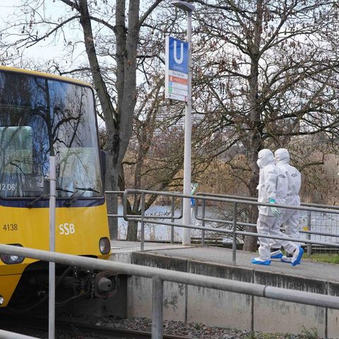 STUTTGART: Nach einem Vorfall gehen Mitarbeiter der Beweise für Beweise in eine Straßenbahn