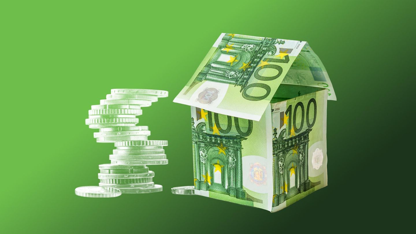 Collage zeigt ein aus Euroscheinen zusammengesetztes Haus vor einem Stapel Münzen
