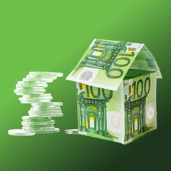 Collage zeigt ein aus Euroscheinen zusammengesetztes Haus vor einem Stapel Münzen