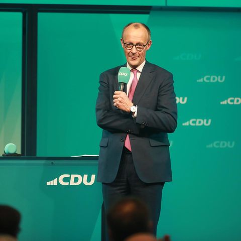 Friedrich Merz gegen den guten Hintergrund