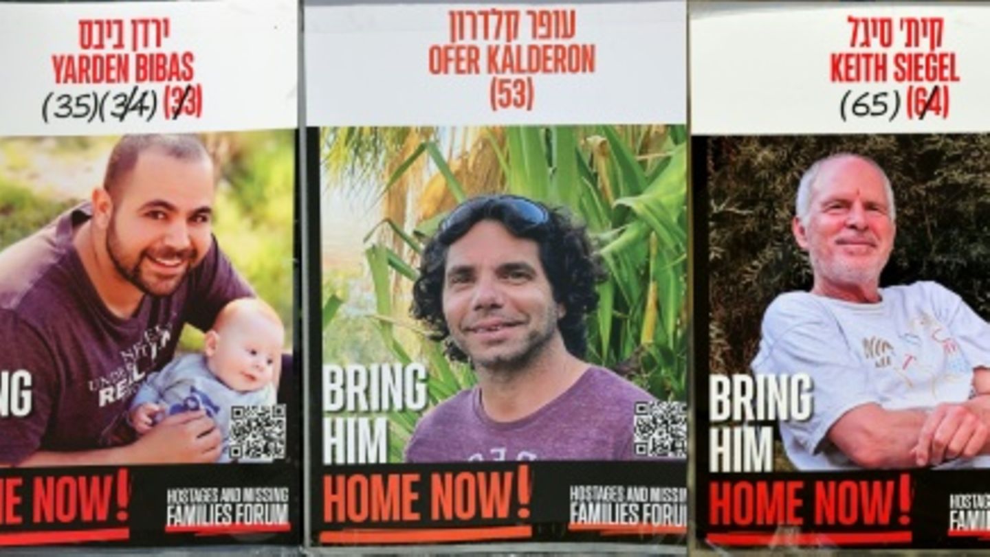 Plakate mit  Yarden Bibas, Ofer Kalderon und Keith Siegel.