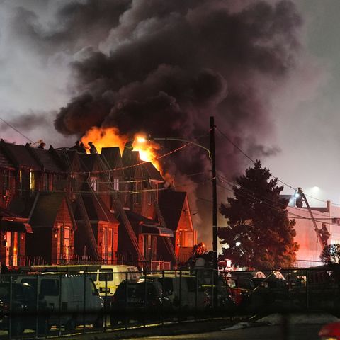 Dicke Rauchwolke über Häusern nach dem Absturz eines Kleinflugzeugs in Philadelphia