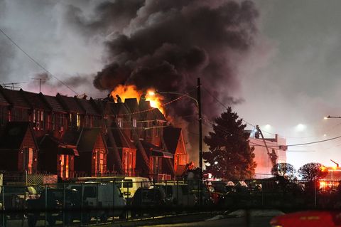 Dicke Rauchwolke über Häusern nach dem Absturz eines Kleinflugzeugs in Philadelphia