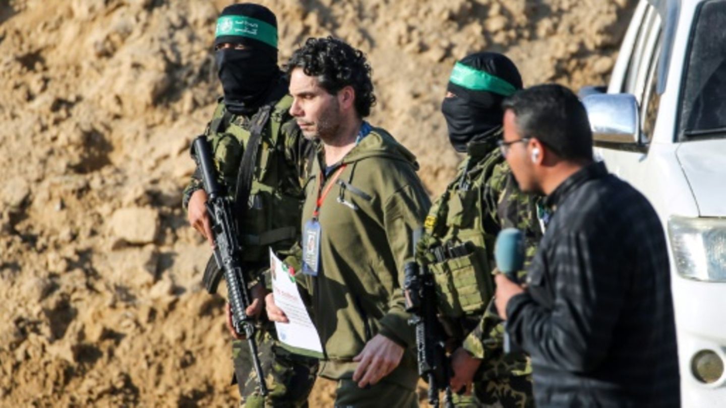 Ofer Kalderon umgeben von Hamas-Kämpfern