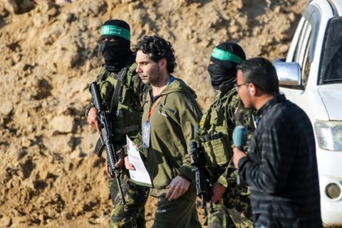 Ofer Kalderon umgeben von Hamas-Kämpfern