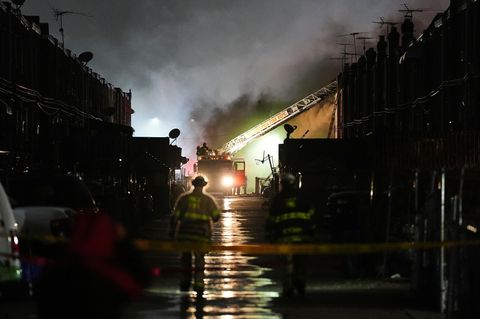 Rettungskräfte nach dem Flugzeugabsturz in Philadelphia