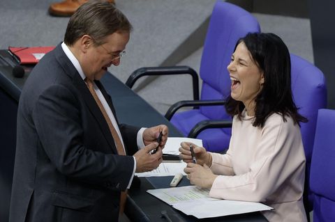 Laschet und Baerbock, die schwarz-grüne Verbindung, lachend im Bundestag
