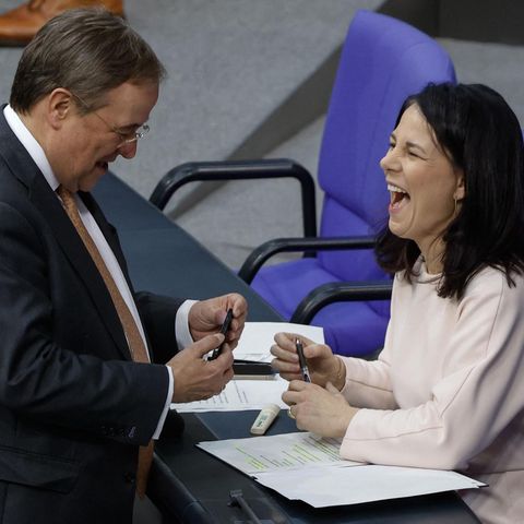 Laschet und Baerbock, die schwarze und grüne Verbindung, lacht im Bundestag