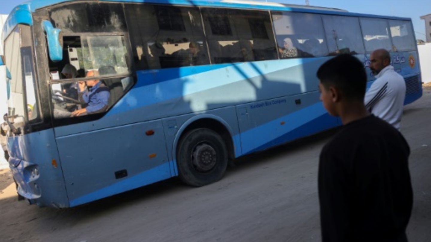 Bus mit Patienten aus Al-Schifa-Klinik Richtung Rafah