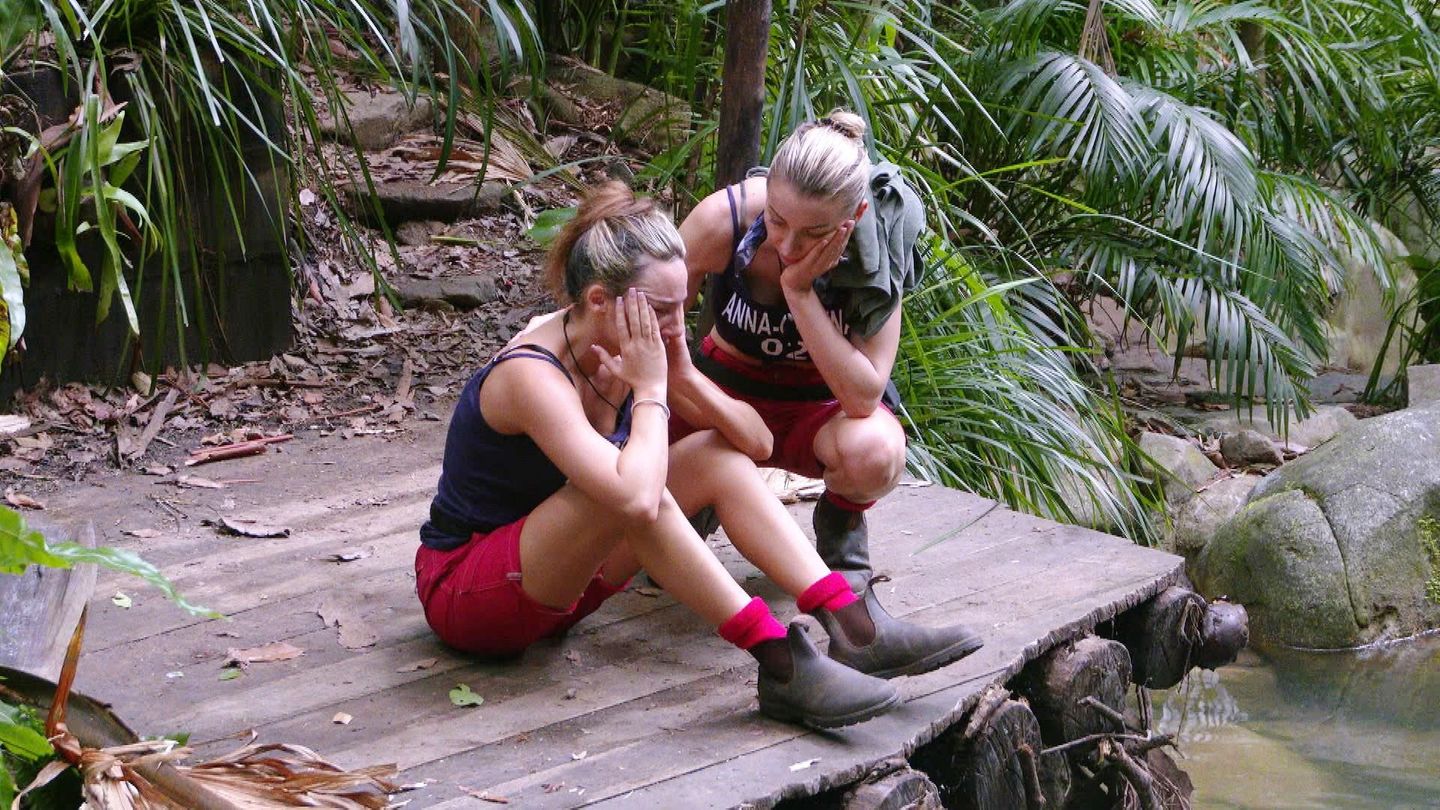 Alessia Herren und Anna-Carina Woitschack im Dschungelcamp
