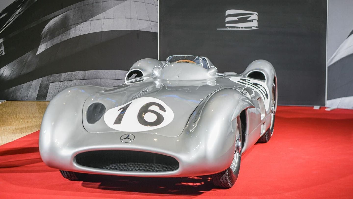 Der seltene "Silberpfeil"-Rennwagen aus dem Jahr 1954 steht vor einer Versteigerung im Mercedes-Benz-Museum