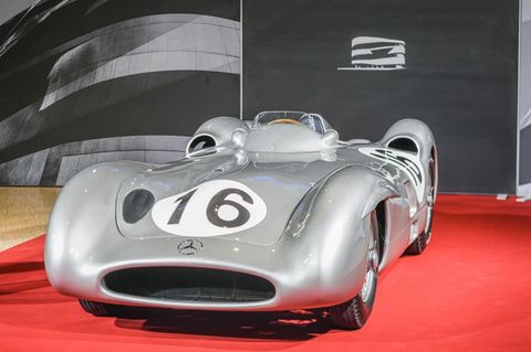 Der seltene "Silberpfeil"-Rennwagen aus dem Jahr 1954 steht vor einer Versteigerung im Mercedes-Benz-Museum