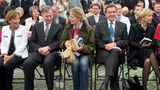 Köhler, hier gemeinsam mit Bundeskanzler Gerhard Schröder auf dem Weltjugendtag in Köln, ist ein selbstbewusster Bundespräsident. Als der Kanzler versucht, den Tag der deutschen Einheit jeweils auf den ersten Sonntag im Oktober zu verlegen, um einen Feiertag zu sparen, spricht sich Köhler dagegen aus. Das Vorhaben Schröders scheitert