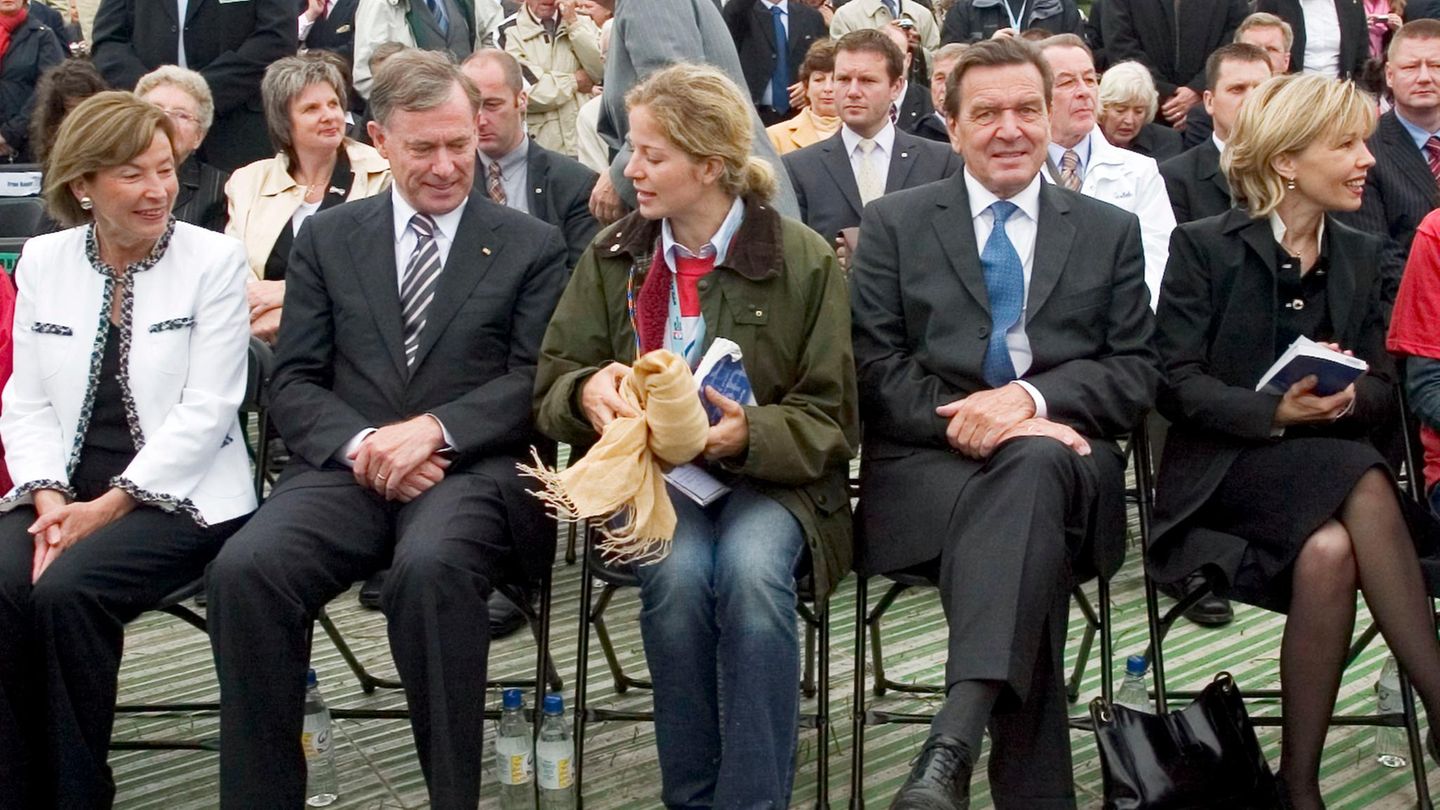 Tod des Ex-Bundespräsidenten: Köhler, hier gemeinsam mit Bundeskanzler Gerhard Schröder auf dem Weltjugendtag in Köln, ist ein selbstbewusster Bundespräsident. Als der Kanzler versucht, den Tag der deutschen Einheit jeweils auf den ersten Sonntag im Oktober zu verlegen, um einen Feiertag zu sparen, spricht sich Köhler dagegen aus. Das Vorhaben Schröders scheitert Köhler, hier gemeinsam mit Bundeskanzler Gerhard Schröder auf dem Weltjugendtag in Köln, ist ein selbstbewusster Bundespräsident. Als der Kanzler versucht, den Tag der deutschen Einheit jeweils auf den ersten Sonntag im Oktober zu verlegen, um einen Feiertag zu sparen, spricht sich Köhler dagegen aus. Das Vorhaben Schröders scheitert