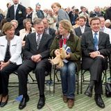 Köhler, hier gemeinsam mit Bundeskanzler Gerhard Schröder auf dem Weltjugendtag in Köln, ist ein selbstbewusster Bundespräsident. Als der Kanzler versucht, den Tag der deutschen Einheit jeweils auf den ersten Sonntag im Oktober zu verlegen, um einen Feiertag zu sparen, spricht sich Köhler dagegen aus. Das Vorhaben Schröders scheitert