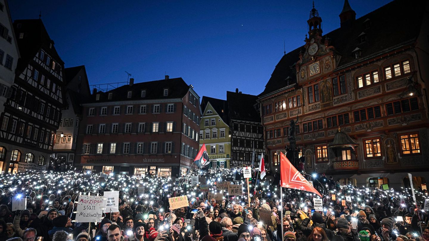 Die Proteste begannen bereits am Freitagabend. Dicht gedrängt versammelten sich Demonstrierende beispielsweise auf dem kleinen Rathausmarkt in Tübingen. Nach Polizeiangaben waren dort 4000 Menschen