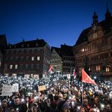 Die Proteste begannen bereits am Freitagabend. Dicht gedrängt versammelten sich Demonstrierende beispielsweise auf dem kleinen Rathausmarkt in Tübingen. Nach Polizeiangaben waren dort 4000 Menschen