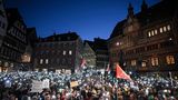 Die Proteste begannen bereits am Freitagabend. Dicht gedrängt versammelten sich Demonstrierende beispielsweise auf dem kleinen Rathausmarkt in Tübingen. Nach Polizeiangaben waren dort 4000 Menschen