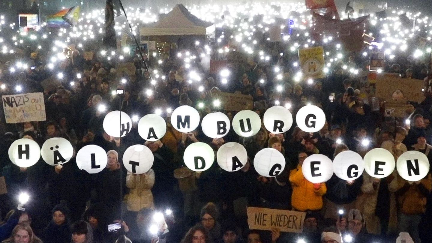 Protest in Hamburg: Die Laternen bilden den Schriftzug «Hamburg hält dagegen» Protest in Hamburg: Die Laternen bilden den Schriftzug «Hamburg hält dagegen»