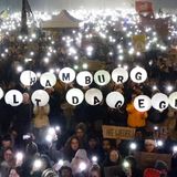 Protest in Hamburg: Die Laternen bilden den Schriftzug «Hamburg hält dagegen»