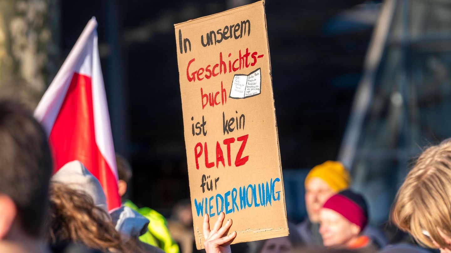Protestschild in Essen: "In unserem Geschichtsbuch ist kein Platz für Wiederholung"