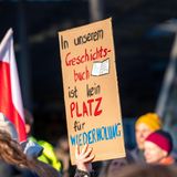 Protestschild in Essen: "In unserem Geschichtsbuch ist kein Platz für Wiederholung"