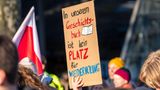 Protestschild in Essen: "In unserem Geschichtsbuch ist kein Platz für Wiederholung"