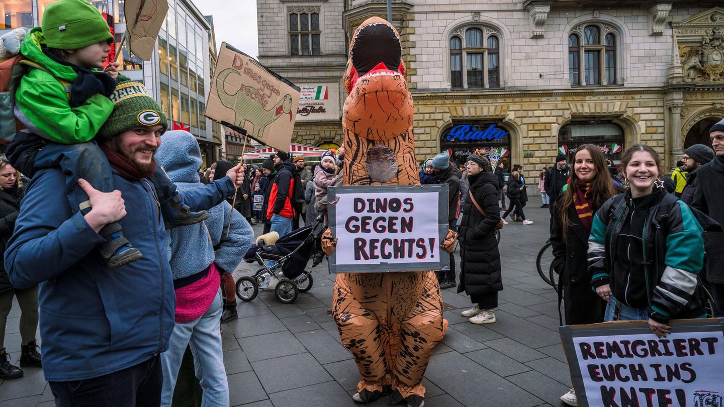 Nahe Leipzig, in Halle an der Saale, marschierte auch ein "Dino" mit