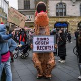 Nahe Leipzig, in Halle an der Saale, marschierte auch ein "Dino" mit