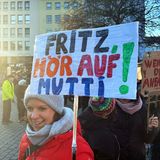 Vielerorts richtete sich der Protest konkret gegen den Kanzlerkandidaten der Union, Friedrich Merz. Eine Demo-Teilnehmerin in Köln trug ein Schild mit der Aufschrift: "Fritz, hör auf Mutti!". Altkanzlerin Angela Merkel (CDU), die in ihrer Regierungszeit zuweilen "Mutti" genannt wurde, hatte Merz für die Abstimmungen mit der AfD kritisiert