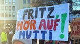 Vielerorts richtete sich der Protest konkret gegen den Kanzlerkandidaten der Union, Friedrich Merz. Eine Demo-Teilnehmerin in Köln trug ein Schild mit der Aufschrift: "Fritz, hör auf Mutti!". Altkanzlerin Angela Merkel (CDU), die in ihrer Regierungszeit zuweilen "Mutti" genannt wurde, hatte Merz für die Abstimmungen mit der AfD kritisiert