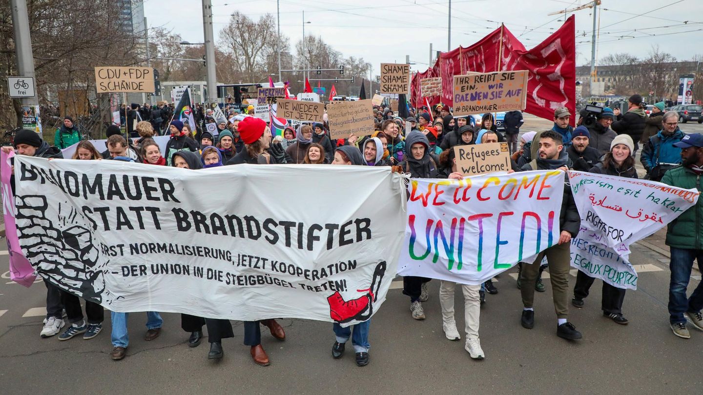 In Leipzig gingen 9000 Personen auf die Straße, unter dem Motto "Brandmauer statt Brandstifter". Mitorganisatorin Bente Stork sagte in Richtung Union und Merz: "Wer mit Faschisten kooperiert, der muss mit unserem Widerstand rechnen"