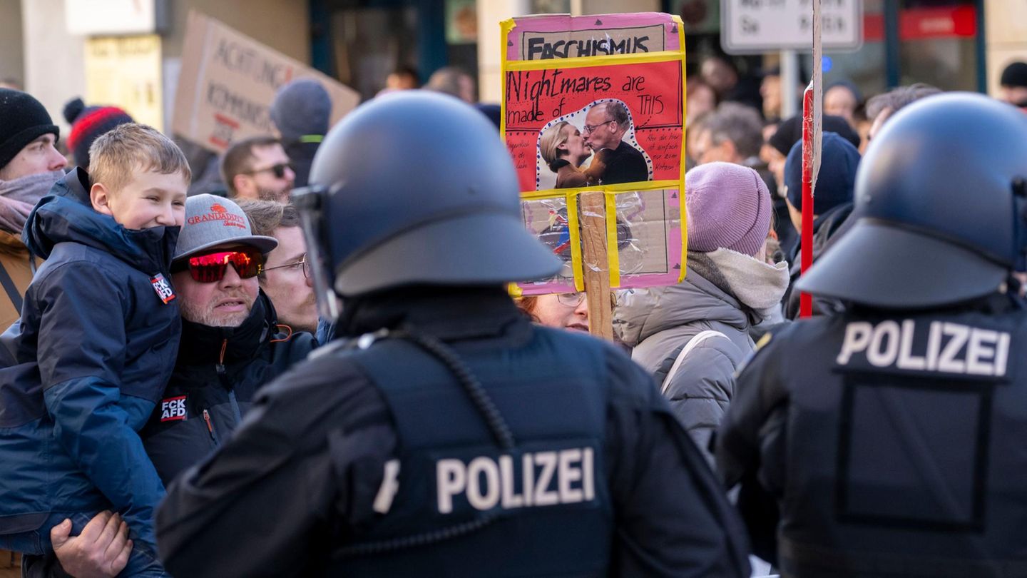 An Protesten gegen eine Wahlkampfveranstaltung der AfD beteiligten sich im südhessischen Neu-Isenburg weit mehr Menschen als zunächst angenommen. Die Beamten sprachen von rund 9000 Demonstrierenden. Am Nachmittag versuchten Teilnehmer nach Angaben einer Polizeisprecherin, zwei Polizeifahrzeuge in Brand zu setzen, dabei sei eines der Fahrzeuge beschädigt worden. Angesichts der vielen Demonstranten gab die Polizei zusätzliche Flächen für die Versammlungen frei
