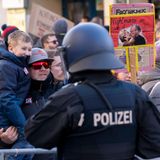 An Protesten gegen eine Wahlkampfveranstaltung der AfD beteiligten sich im südhessischen Neu-Isenburg weit mehr Menschen als zunächst angenommen. Die Beamten sprachen von rund 9000 Demonstrierenden. Am Nachmittag versuchten Teilnehmer nach Angaben einer Polizeisprecherin, zwei Polizeifahrzeuge in Brand zu setzen, dabei sei eines der Fahrzeuge beschädigt worden. Angesichts der vielen Demonstranten gab die Polizei zusätzliche Flächen für die Versammlungen frei