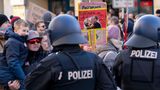An Protesten gegen eine Wahlkampfveranstaltung der AfD beteiligten sich im südhessischen Neu-Isenburg weit mehr Menschen als zunächst angenommen. Die Beamten sprachen von rund 9000 Demonstrierenden. Am Nachmittag versuchten Teilnehmer nach Angaben einer Polizeisprecherin, zwei Polizeifahrzeuge in Brand zu setzen, dabei sei eines der Fahrzeuge beschädigt worden. Angesichts der vielen Demonstranten gab die Polizei zusätzliche Flächen für die Versammlungen frei