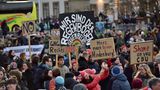 Andere Demonstrationen blieben jedoch friedlich. In Stuttgart protestierten 44.000 Menschen gegen die Zusammenarbeit der Union mit der AfD, und auch in anderen Gegenden im Ländle wie Karlsruhe oder Heilbronn gingen Tausende auf die Straße
