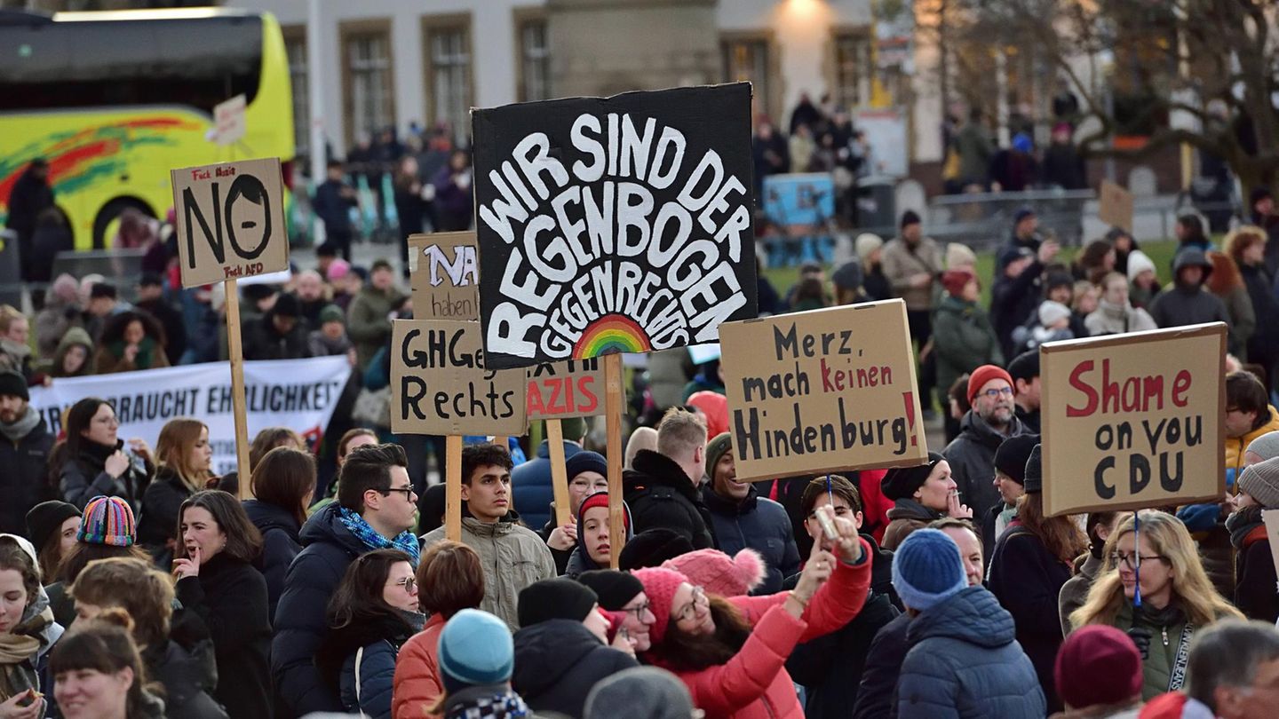 Andere Demonstrationen blieben jedoch friedlich. In Stuttgart protestierten 44.000 Menschen gegen die Zusammenarbeit der Union mit der AfD, und auch in anderen Gegenden im Ländle wie Karlsruhe oder Heilbronn gingen Tausende auf die Straße