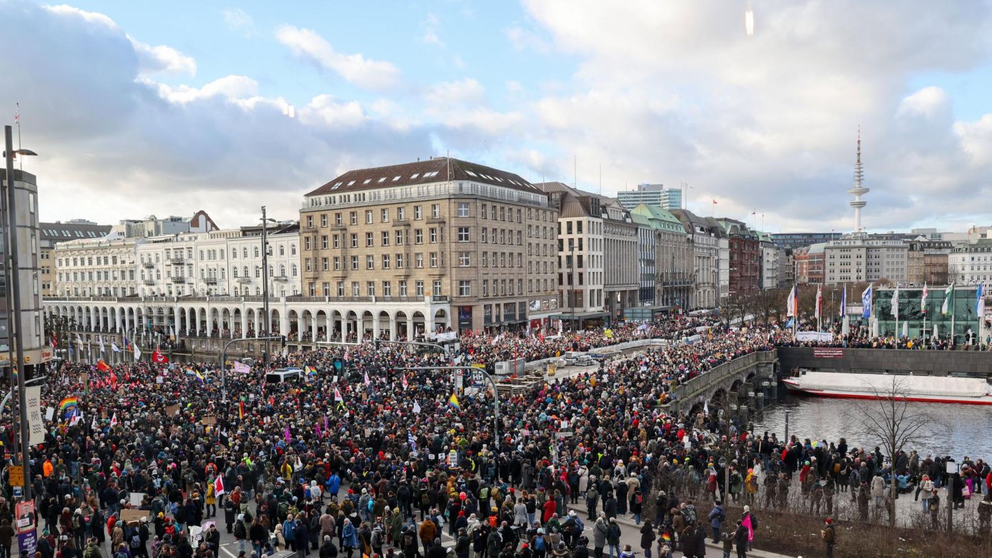 Auch am Freitag demonstrierten in Hamburg etwa 25.000 Menschen – inklusive Bürgermeister Peter Tschentscher (SPD)