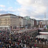 Auch am Freitag demonstrierten in Hamburg etwa 25.000 Menschen – inklusive Bürgermeister Peter Tschentscher (SPD)